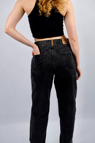 Dunkelgraue 90s Pioneer Jeans mit Mid Waist Bundhöhe und geradem Bein – wir empfehlen die Jeans einer L für einen eher lockeren Look oder einer XL (bitte Maße beachten)