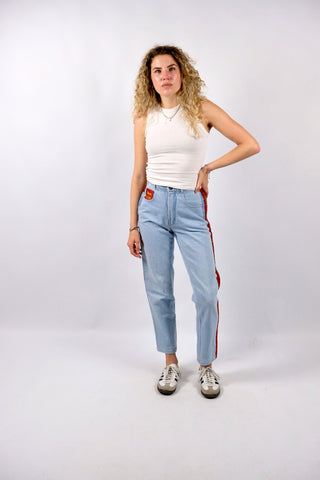 80s/90s High Waist Mom Jeans in hellblauer Waschung mit tollen Details (wurde mit roten Einsätzen an den Seiten weiter gemacht) – ideal für eine (schmale) XS und ein absolutes Highlight