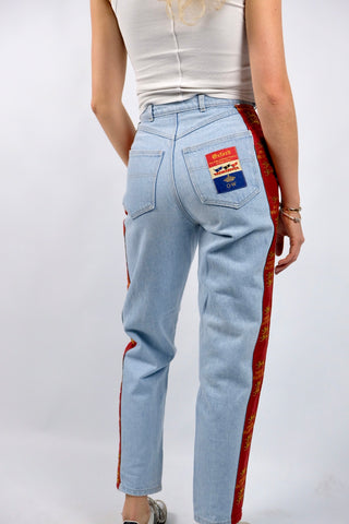80s/90s High Waist Mom Jeans in hellblauer Waschung mit tollen Details (wurde mit roten Einsätzen an den Seiten weiter gemacht) – ideal für eine (schmale) XS und ein absolutes Highlight