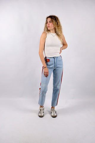 80s/90s High Waist Mom Jeans in hellblauer Waschung mit tollen Details (wurde mit roten Einsätzen an den Seiten weiter gemacht) – ideal für eine (schmale) XS und ein absolutes Highlight