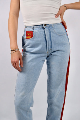 80s/90s High Waist Mom Jeans in hellblauer Waschung mit tollen Details (wurde mit roten Einsätzen an den Seiten weiter gemacht) – ideal für eine (schmale) XS und ein absolutes Highlight