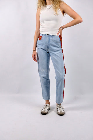 80s/90s High Waist Mom Jeans in hellblauer Waschung mit tollen Details (wurde mit roten Einsätzen an den Seiten weiter gemacht) – ideal für eine (schmale) XS und ein absolutes Highlight