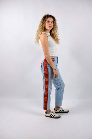 80s/90s High Waist Mom Jeans in hellblauer Waschung mit tollen Details (wurde mit roten Einsätzen an den Seiten weiter gemacht) – ideal für eine (schmale) XS und ein absolutes Highlight
