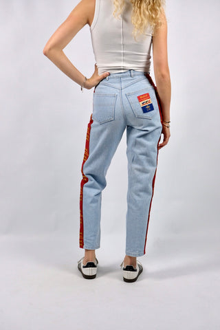 80s/90s High Waist Mom Jeans in hellblauer Waschung mit tollen Details (wurde mit roten Einsätzen an den Seiten weiter gemacht) – ideal für eine (schmale) XS und ein absolutes Highlight