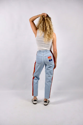 80s/90s High Waist Mom Jeans in hellblauer Waschung mit tollen Details (wurde mit roten Einsätzen an den Seiten weiter gemacht) – ideal für eine (schmale) XS und ein absolutes Highlight