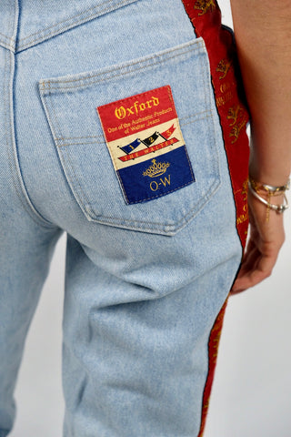 80s/90s High Waist Mom Jeans in hellblauer Waschung mit tollen Details (wurde mit roten Einsätzen an den Seiten weiter gemacht) – ideal für eine (schmale) XS und ein absolutes Highlight