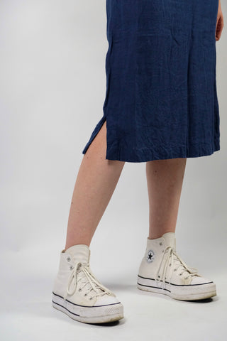 Dunkelblauer 90s Bleistiftrock made in Italy aus 100% Leinen, mit hoher Taille und kleinen Beinschlitzen – wir empfehlen den Rock einer L – ein hochwertiges Highlight