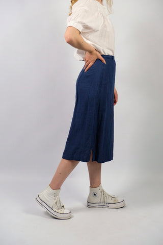 Dunkelblauer 90s Bleistiftrock made in Italy aus 100% Leinen, mit hoher Taille und kleinen Beinschlitzen – wir empfehlen den Rock einer L – ein hochwertiges Highlight