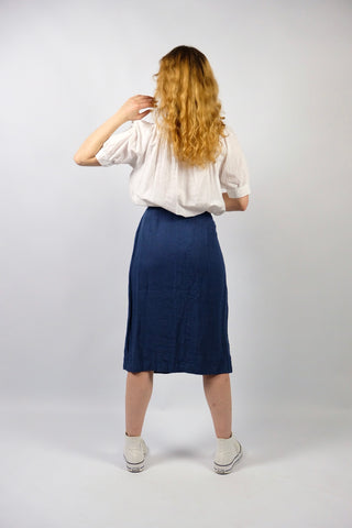 Dunkelblauer 90s Bleistiftrock made in Italy aus 100% Leinen, mit hoher Taille und kleinen Beinschlitzen – wir empfehlen den Rock einer L – ein hochwertiges Highlight