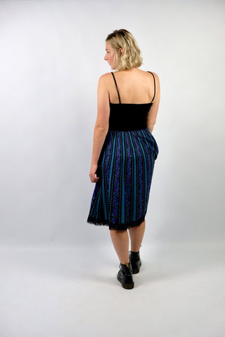 Hochwertiger 70s/80s High Waist Rock aus reiner Baumwolle im Folklore-/Landhaus-Stil, toller Schnitt in A-Linie mit stretchy Gummizugbund, Lochspitze am Saum sowie floralem Streifenmuster in Schwarz, Türkis, Lila, Flieder und Graugrün – ideal für eine L und ein absolutes Highlight