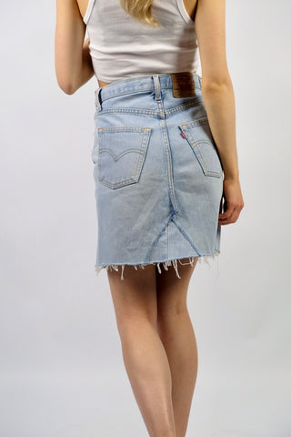Upcycling Jeansrock in hellblauer Waschung, reworked aus einer Levi's 501 Jeans made in USA aus dem Jahr 1994 – mit Mid Waist Bundhöhe und fransigem Saum; wir empfehlen den Rock einer XS (bitte Maße beachten) – ein absolutes Highlight