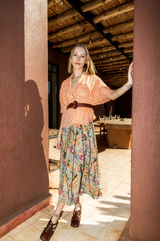 90s Rock made in Italy von der Designermarke Max Mara aus reiner Viskose, High Waist Schnitt in Midilänge mit floralem Muster in tollen Farben (Mint, Pink/Beere, Flieder/Lila, Olivgrün, Altrosa/Rotbraun und Hellgelb) – ideal für eine heutige S – ein seltenes Fundstück und absolutes Highlight