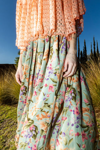 90s Rock made in Italy von der Designermarke Max Mara aus reiner Viskose, High Waist Schnitt in Midilänge mit floralem Muster in tollen Farben (Mint, Pink/Beere, Flieder/Lila, Olivgrün, Altrosa/Rotbraun und Hellgelb) – ideal für eine heutige S – ein seltenes Fundstück und absolutes Highlight