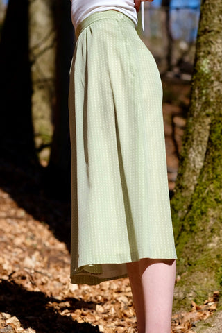 Salbeigrüner, zart gemusterter 70s Midirock mit hoher Taille – ideal für eine heutige S