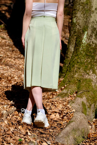 Salbeigrüner, zart gemusterter 70s Midirock mit hoher Taille – ideal für eine heutige S