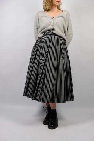 Atemberaubender, sehr hochwertiger 80s High Waist Rock aus reiner Seide mit Streifenmuster in Silbergrau und Schwarz – bewusst betonte A-Linie und seitliche Eingrifftaschen – ideal für eine heutige L, ein sehr seltenes Fundstück und absolutes Highlight