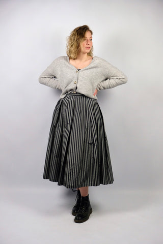 Atemberaubender, sehr hochwertiger 80s High Waist Rock aus reiner Seide mit Streifenmuster in Silbergrau und Schwarz – bewusst betonte A-Linie und seitliche Eingrifftaschen – ideal für eine heutige L, ein sehr seltenes Fundstück und absolutes Highlight