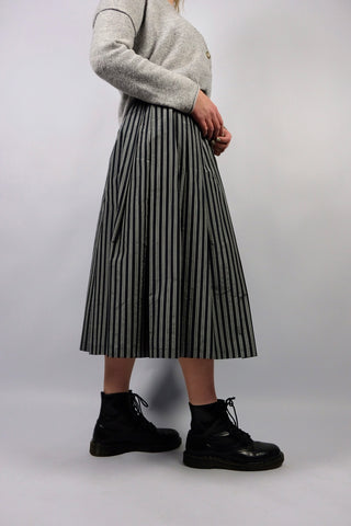 Atemberaubender, sehr hochwertiger 80s High Waist Rock aus reiner Seide mit Streifenmuster in Silbergrau und Schwarz – bewusst betonte A-Linie und seitliche Eingrifftaschen – ideal für eine heutige L, ein sehr seltenes Fundstück und absolutes Highlight