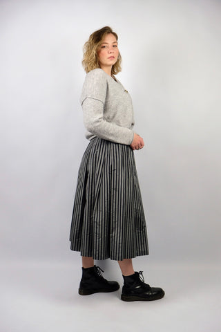 Atemberaubender, sehr hochwertiger 80s High Waist Rock aus reiner Seide mit Streifenmuster in Silbergrau und Schwarz – bewusst betonte A-Linie und seitliche Eingrifftaschen – ideal für eine heutige L, ein sehr seltenes Fundstück und absolutes Highlight