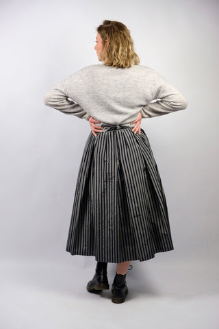 Atemberaubender, sehr hochwertiger 80s High Waist Rock aus reiner Seide mit Streifenmuster in Silbergrau und Schwarz – bewusst betonte A-Linie und seitliche Eingrifftaschen – ideal für eine heutige L, ein sehr seltenes Fundstück und absolutes Highlight