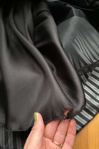 Atemberaubender, sehr hochwertiger 80s High Waist Rock aus reiner Seide mit Streifenmuster in Silbergrau und Schwarz – bewusst betonte A-Linie und seitliche Eingrifftaschen – ideal für eine heutige L, ein sehr seltenes Fundstück und absolutes Highlight