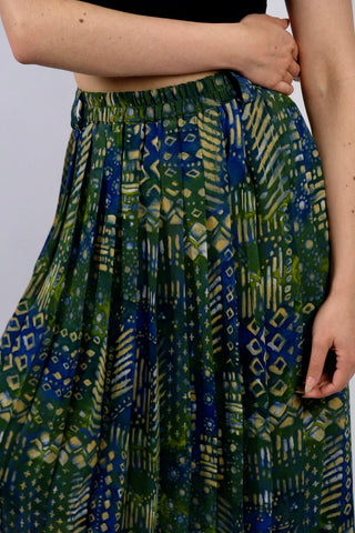 80s/90s High Waist Faltenrock mit stretchy Gummizugbund, Gürtelschlaufen und Boho Crazy Pattern Print in Grün, Blau, Beige und Weiß – ideal für eine M/L oder L