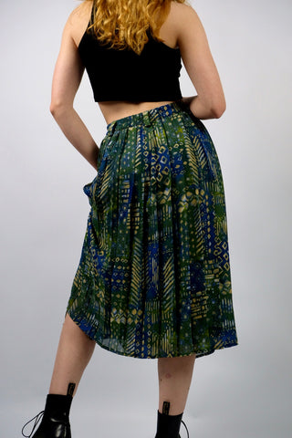 80s/90s High Waist Faltenrock mit stretchy Gummizugbund, Gürtelschlaufen und Boho Crazy Pattern Print in Grün, Blau, Beige und Weiß – ideal für eine M/L oder L