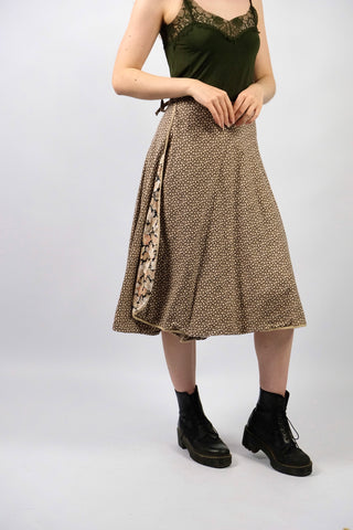 80s/90s Wickelrock zum Wenden – florales Muster auf beiden Seiten in tollen Farben (Schwarz, Weiß, Mint, Altrosa/Peach, Beige) – A-Linie-Schnitt in Midilänge mit hoher Taille sowie individuell verstellbarem Bund; ein absolutes Highlight und zu empfehlen für eine XS bis S
