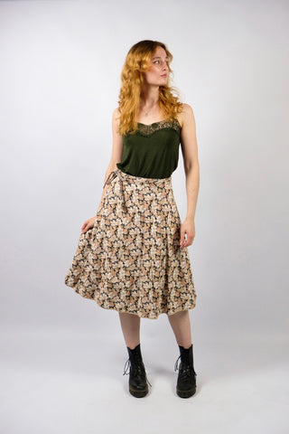80s/90s Wickelrock zum Wenden – florales Muster auf beiden Seiten in tollen Farben (Schwarz, Weiß, Mint, Altrosa/Peach, Beige) – A-Linie-Schnitt in Midilänge mit hoher Taille sowie individuell verstellbarem Bund; ein absolutes Highlight und zu empfehlen für eine XS bis S