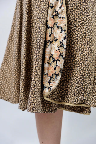 80s/90s Wickelrock zum Wenden – florales Muster auf beiden Seiten in tollen Farben (Schwarz, Weiß, Mint, Altrosa/Peach, Beige) – A-Linie-Schnitt in Midilänge mit hoher Taille sowie individuell verstellbarem Bund; ein absolutes Highlight und zu empfehlen für eine XS bis S
