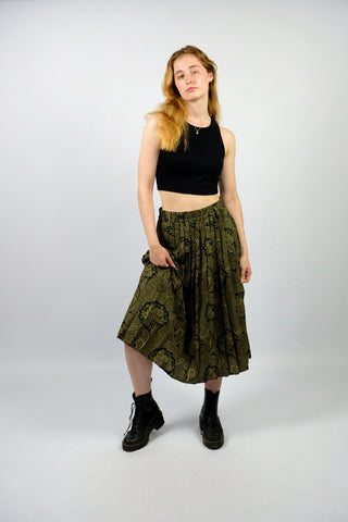 80s Midi Faltenrock in tollem A-Linie-Schnitt mit stretchy Gummizug in der Taille und Boho Muster in Oliv, Braun, Dunkelblau, Dunkelgrün, Rotbraun und Gelb – Größe M und ein absolutes Highlight