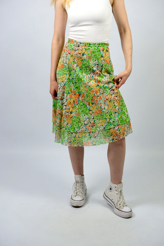 Handmade 70s Rock in tollem A-Linie-Schnitt mit zweilagigem Design und floralem Muster in Hellgrün, Orange, Gelb, Türkis, Pink/Beere, Weiß und Schwarz – ideal für die Zwischengröße M/L und ein absolutes Highlight