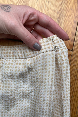 70s/80s Handmade High Waist Rock mit zartem Hahnentrittmuster in Cremeweiß und Beige, fließender Schnitt, vermutlich aus Seide – zu empfehlen für eine XXS