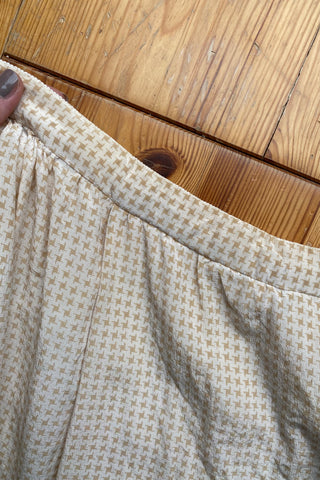 70s/80s Handmade High Waist Rock mit zartem Hahnentrittmuster in Cremeweiß und Beige, fließender Schnitt, vermutlich aus Seide – zu empfehlen für eine XXS