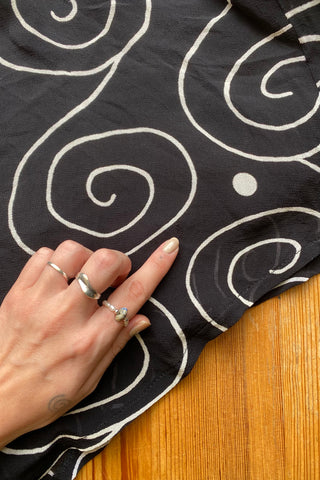 Schwarzer 90s Viskose Rock mit weißem Spiralen Print – wir empfehlen den Rock einer heutigen L – ein absolutes Highlight