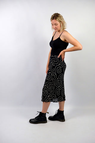 Schwarzer 90s Viskose Rock mit weißem Spiralen Print – wir empfehlen den Rock einer heutigen L – ein absolutes Highlight