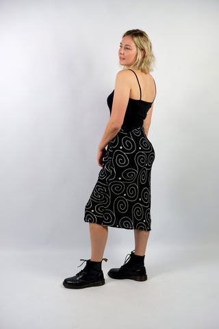 Schwarzer 90s Viskose Rock mit weißem Spiralen Print – wir empfehlen den Rock einer heutigen L – ein absolutes Highlight