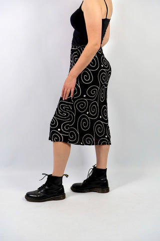 Schwarzer 90s Viskose Rock mit weißem Spiralen Print – wir empfehlen den Rock einer heutigen L – ein absolutes Highlight