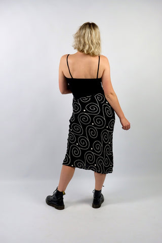Schwarzer 90s Viskose Rock mit weißem Spiralen Print – wir empfehlen den Rock einer heutigen L – ein absolutes Highlight