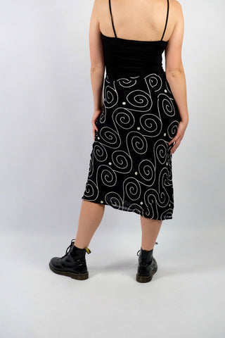 Schwarzer 90s Viskose Rock mit weißem Spiralen Print – wir empfehlen den Rock einer heutigen L – ein absolutes Highlight