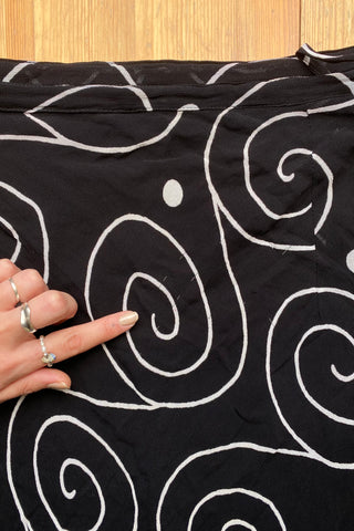 Schwarzer 90s Viskose Rock mit weißem Spiralen Print – wir empfehlen den Rock einer heutigen L – ein absolutes Highlight
