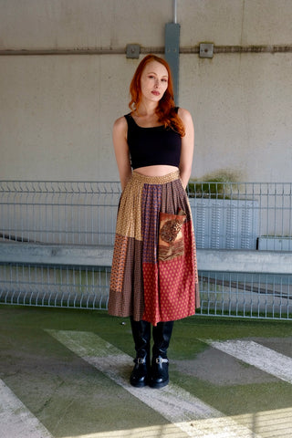 70s Rock von der Marke Sigikid aus reiner Baumwolle mit hoher Taille, stretchy Gummizugbund, aufgesetzter Tasche, tollem Schnitt in A-Linie und hübschem Boho Patchwork-Print in Beige, Senf, Creme, Graubraun, Dunkelbraun, Rost, Dunkelrot/Weinrot, Blaugrün, Blau und Pfirsich – durch den dehnbaren Bund tragbar von einer XS bis S – ein seltenes Fundstück und absolutes Highlight