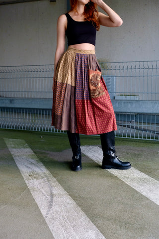 70s Rock von der Marke Sigikid aus reiner Baumwolle mit hoher Taille, stretchy Gummizugbund, aufgesetzter Tasche, tollem Schnitt in A-Linie und hübschem Boho Patchwork-Print in Beige, Senf, Creme, Graubraun, Dunkelbraun, Rost, Dunkelrot/Weinrot, Blaugrün, Blau und Pfirsich – durch den dehnbaren Bund tragbar von einer XS bis S – ein seltenes Fundstück und absolutes Highlight
