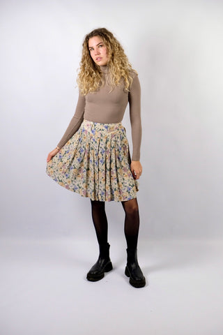 Traumhafter 80s Viskose Rock von der Marke Rosner, made in West Germany – mit Gürtelschlaufen, hoher Taille und seitlichen Eingrifftaschen sowie floralem Print in tollen Farben (Creme, Altrosa, Mauve, Taupe, Graugrün/Salbei, Flieder/Lila, Orange/Pfirsich und Schwarz) – Größe XS und ein absolutes Highlight