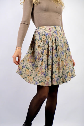 Traumhafter 80s Viskose Rock von der Marke Rosner, made in West Germany – mit Gürtelschlaufen, hoher Taille und seitlichen Eingrifftaschen sowie floralem Print in tollen Farben (Creme, Altrosa, Mauve, Taupe, Graugrün/Salbei, Flieder/Lila, Orange/Pfirsich und Schwarz) – Größe XS und ein absolutes Highlight
