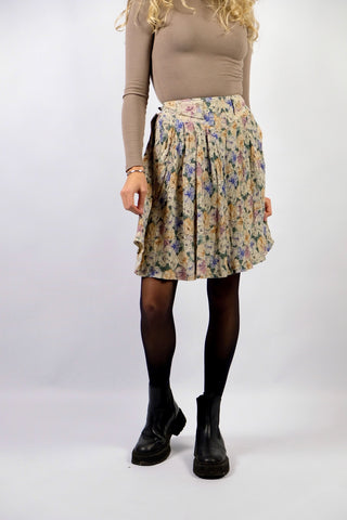 Traumhafter 80s Viskose Rock von der Marke Rosner, made in West Germany – mit Gürtelschlaufen, hoher Taille und seitlichen Eingrifftaschen sowie floralem Print in tollen Farben (Creme, Altrosa, Mauve, Taupe, Graugrün/Salbei, Flieder/Lila, Orange/Pfirsich und Schwarz) – Größe XS und ein absolutes Highlight