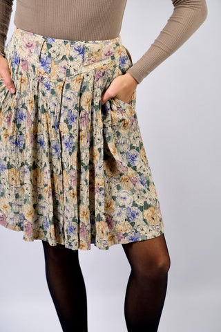 Traumhafter 80s Viskose Rock von der Marke Rosner, made in West Germany – mit Gürtelschlaufen, hoher Taille und seitlichen Eingrifftaschen sowie floralem Print in tollen Farben (Creme, Altrosa, Mauve, Taupe, Graugrün/Salbei, Flieder/Lila, Orange/Pfirsich und Schwarz) – Größe XS und ein absolutes Highlight