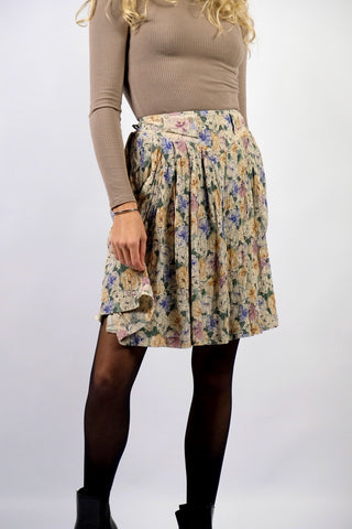 Traumhafter 80s Viskose Rock von der Marke Rosner, made in West Germany – mit Gürtelschlaufen, hoher Taille und seitlichen Eingrifftaschen sowie floralem Print in tollen Farben (Creme, Altrosa, Mauve, Taupe, Graugrün/Salbei, Flieder/Lila, Orange/Pfirsich und Schwarz) – Größe XS und ein absolutes Highlight