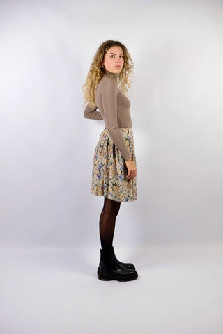 Traumhafter 80s Viskose Rock von der Marke Rosner, made in West Germany – mit Gürtelschlaufen, hoher Taille und seitlichen Eingrifftaschen sowie floralem Print in tollen Farben (Creme, Altrosa, Mauve, Taupe, Graugrün/Salbei, Flieder/Lila, Orange/Pfirsich und Schwarz) – Größe XS und ein absolutes Highlight