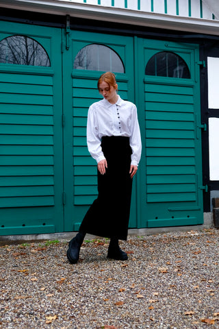 Schwarzer Handmade 70s Maxirock aus Samt, eleganter, gerader Schnitt mit hoher Taille und leicht elastischem Bund – ideal für eine S und ein absolutes Highlight